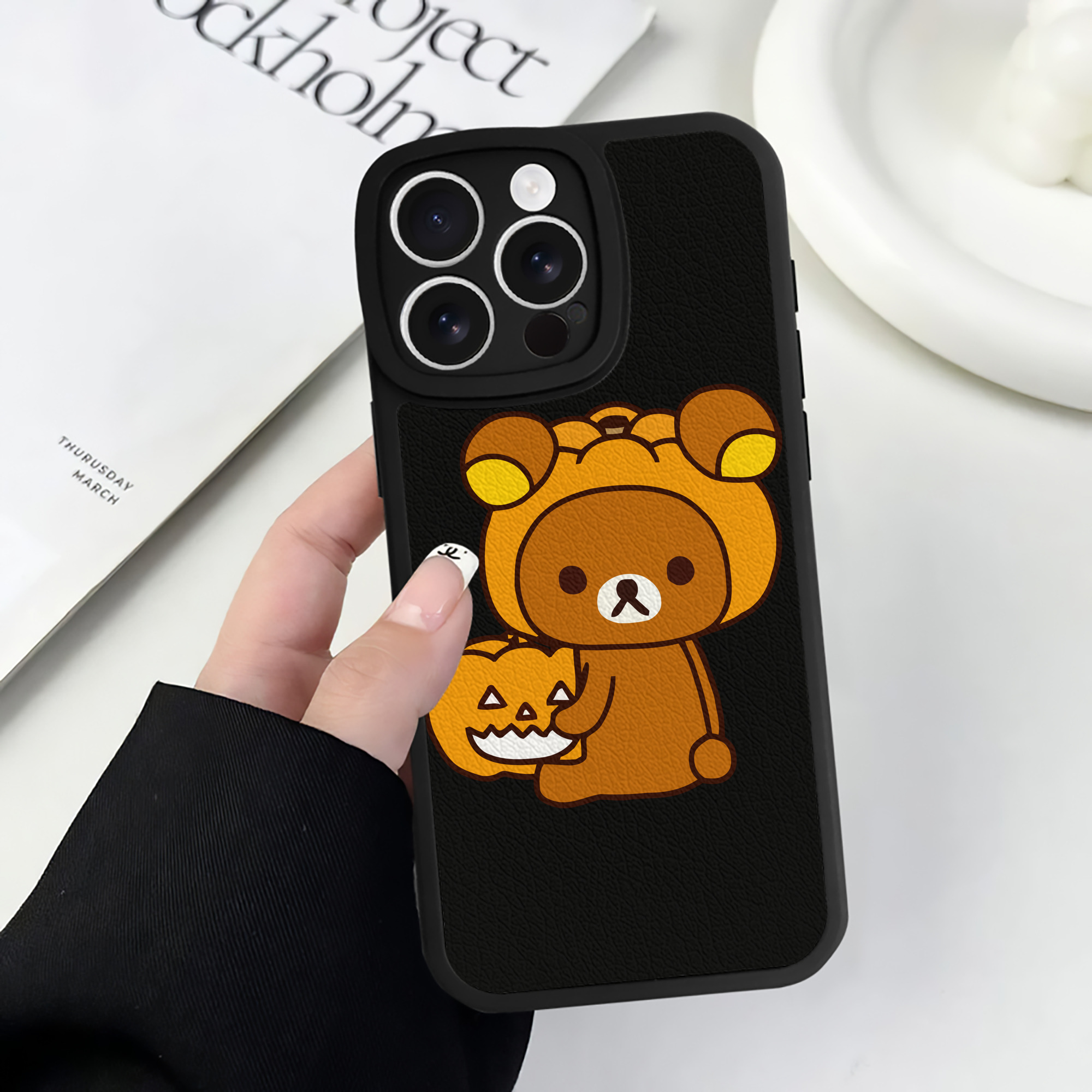 （画像用） リラックマ リラックマ キイロイトリ Rilakkuma Korilakkuma Kiiroitori 【iPhone 16シリーズ対応】シリコンスマホケース（レザー調） 材質：シリコン